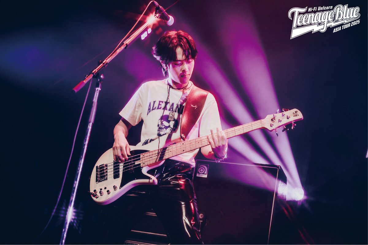 A moment captured by Hi-Fi Un!corn's fan