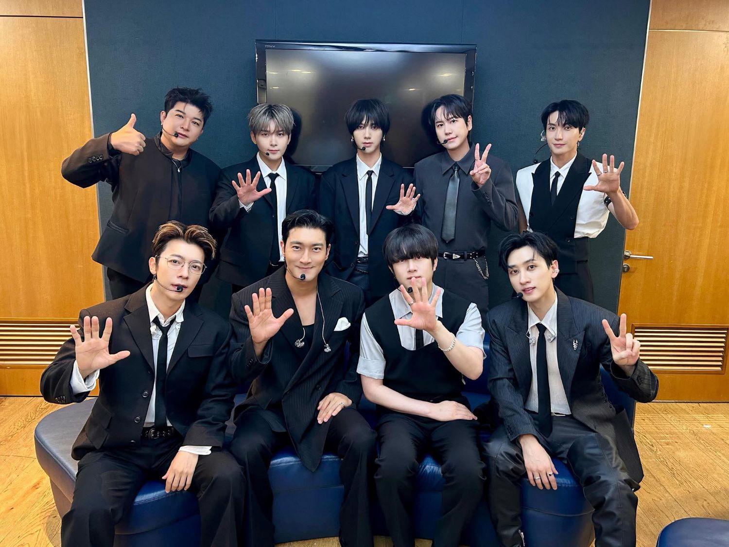 Behind-the-scenes cut of Super Junior