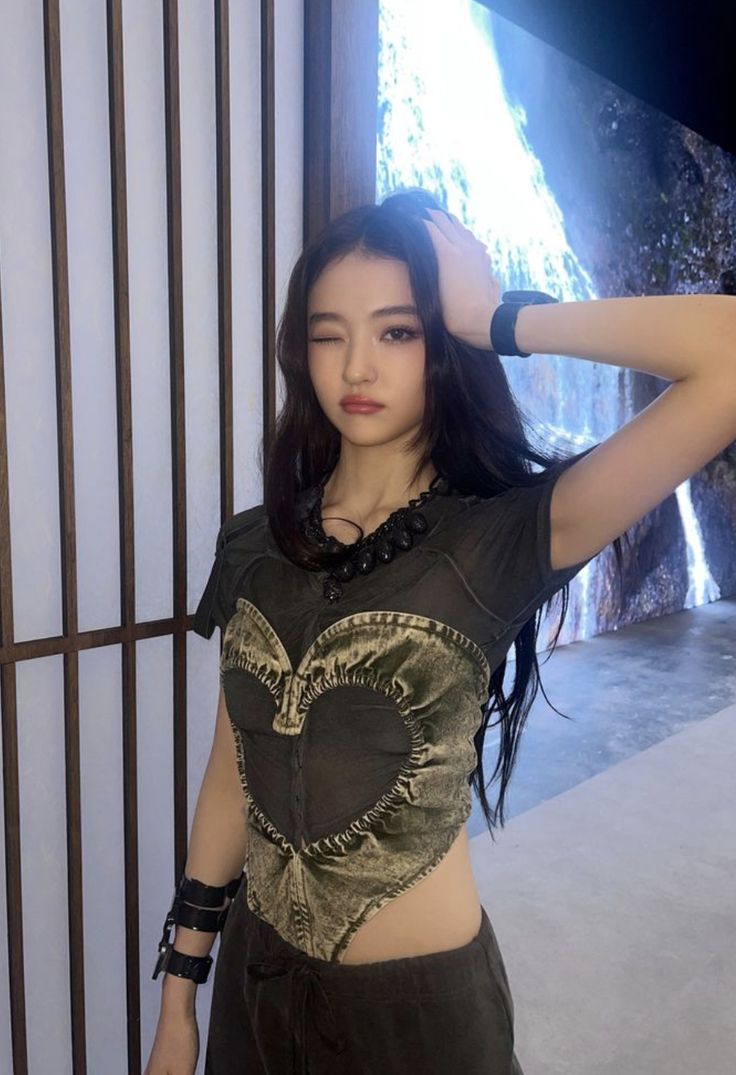 Behind-the-scenes cut of Ella (MEOVV)