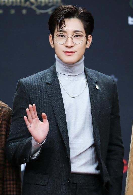 圆佑 (SEVENTEEN)的最新活动照片