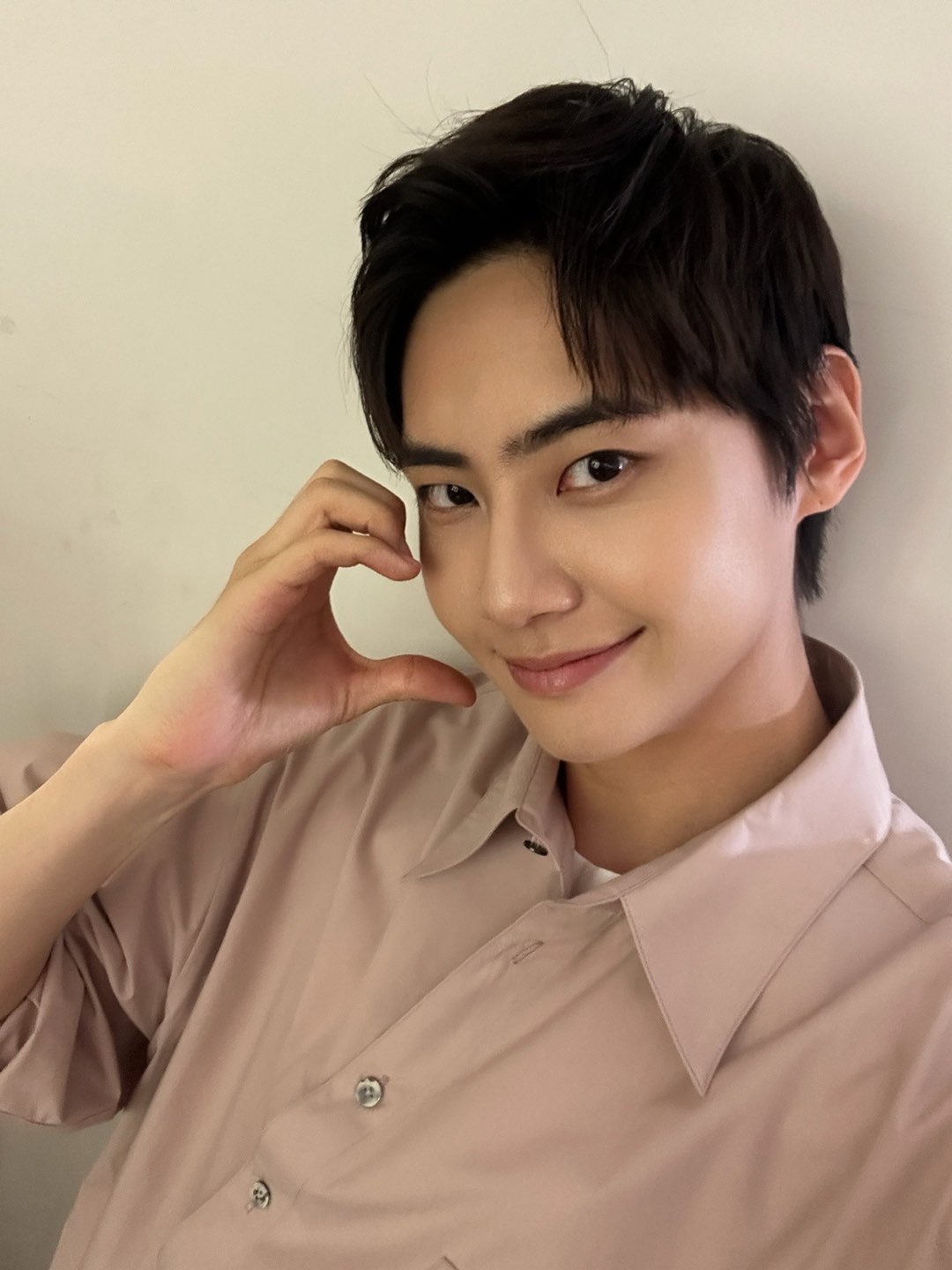 Behind-the-scenes cut of Lee Jinhyuk