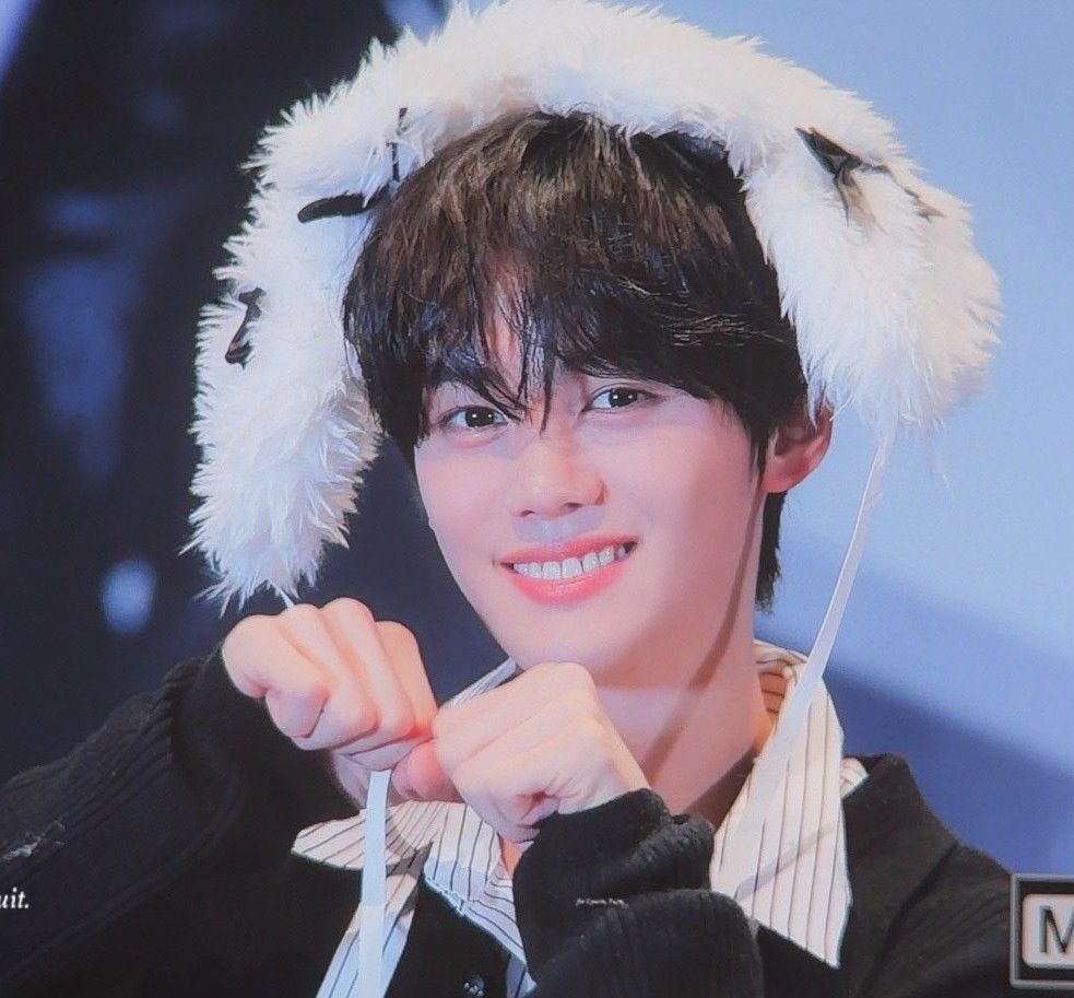 Latest photo of Kim Gyuvin (ZEROBASEONE)