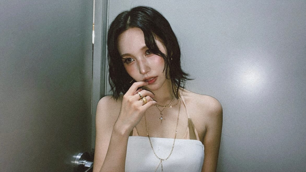 Behind-the-scenes cut of Mina (TWICE)