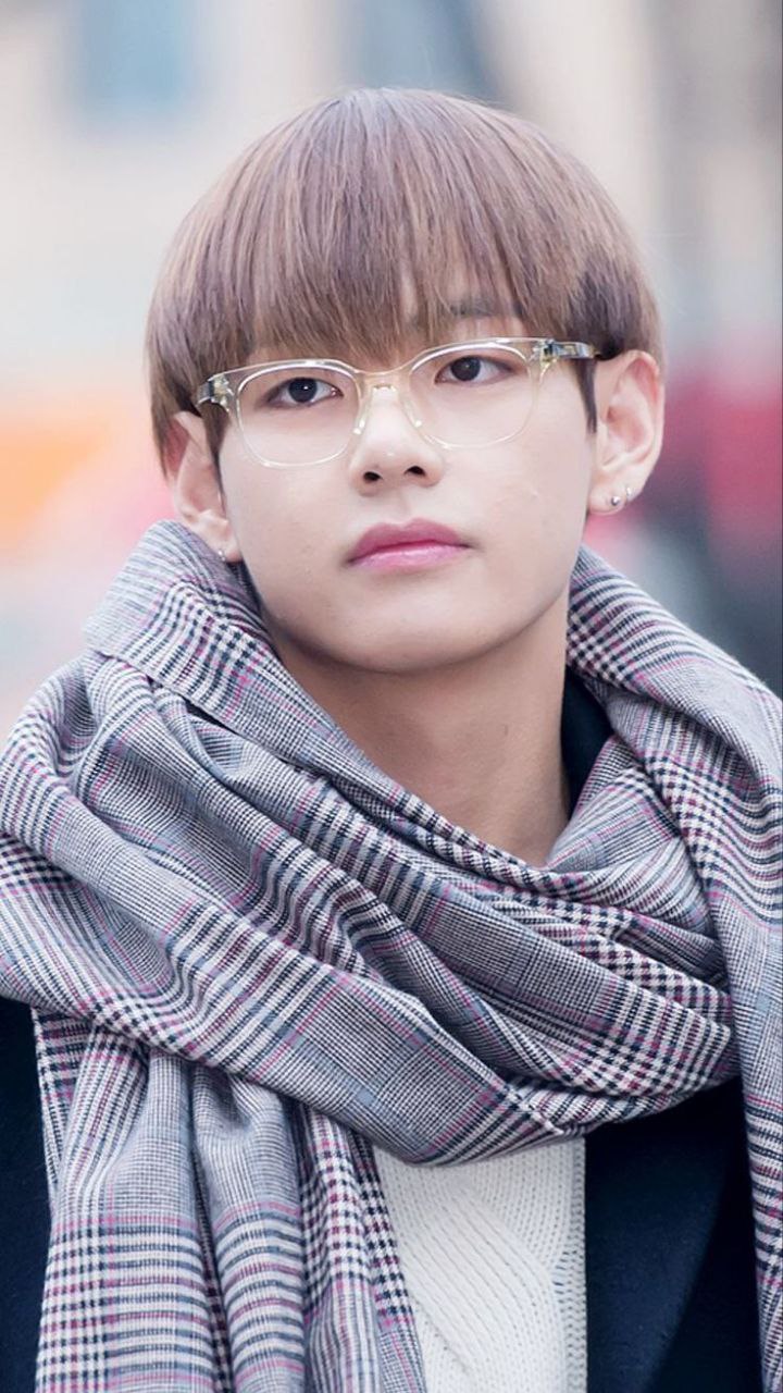 Behind-the-scenes cut of V (BTS)