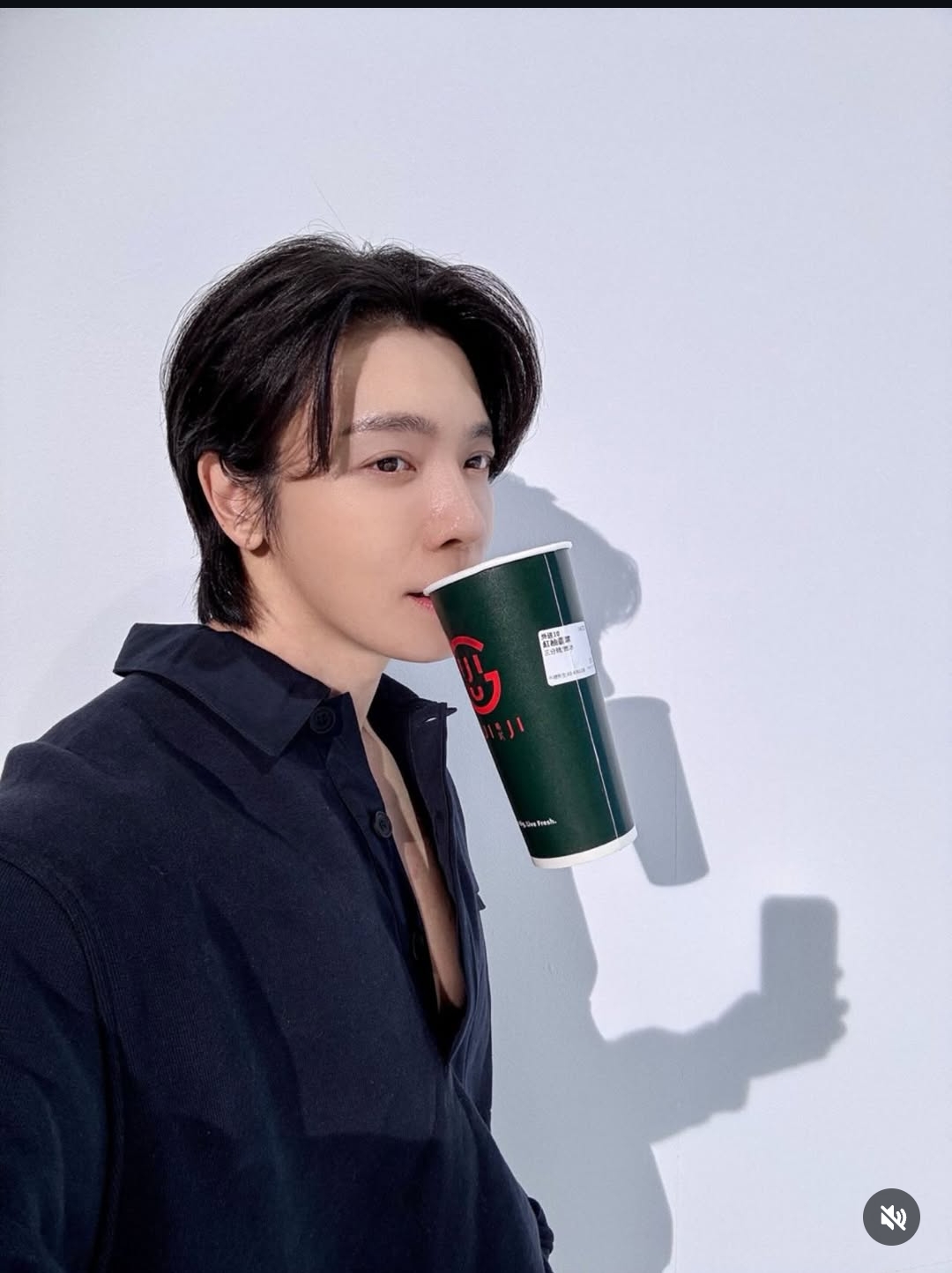 Behind-the-scenes cut of Donghae (Super Junior)