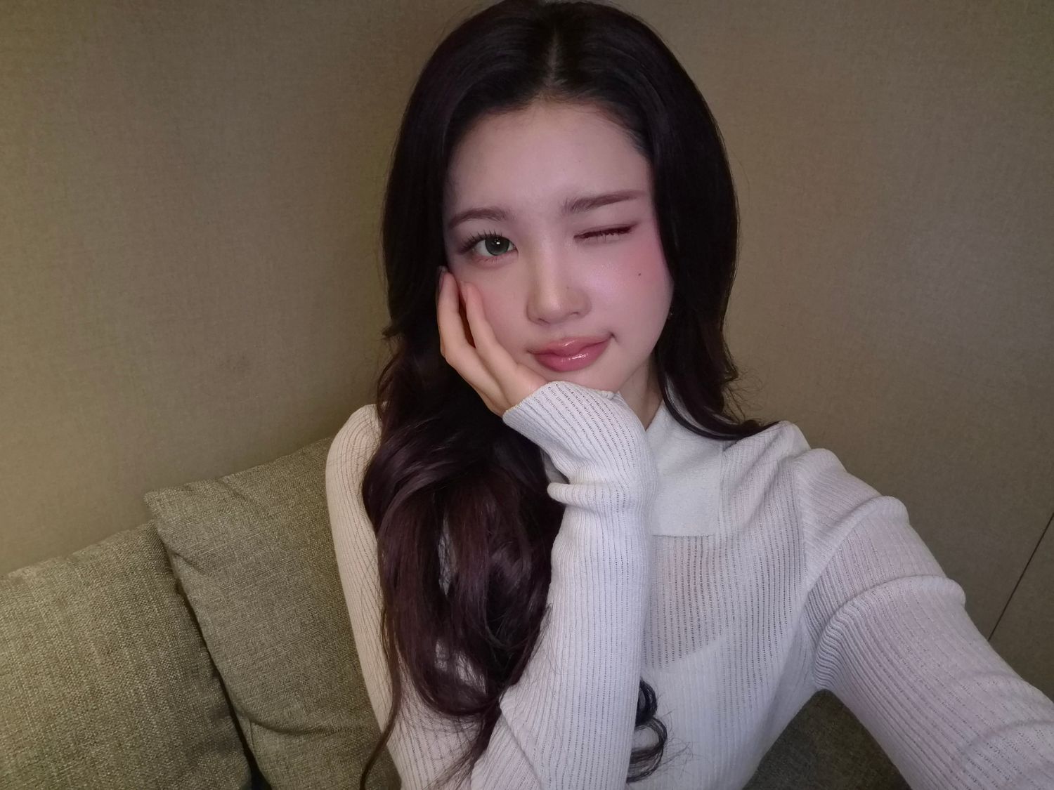 Behind-the-scenes cut of A-na (Hearts2Hearts)