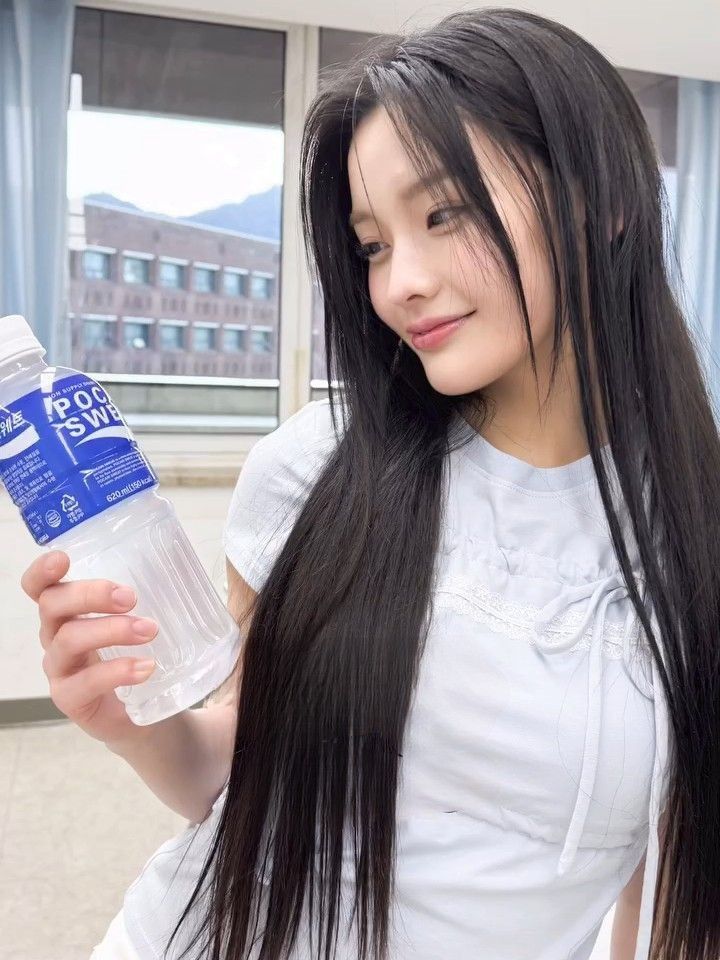 Behind-the-scenes cut of Iroha (ILLIT)