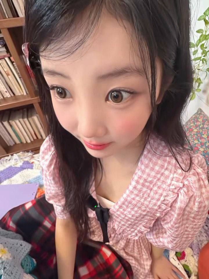 Behind-the-scenes cut of Wonhee (ILLIT)