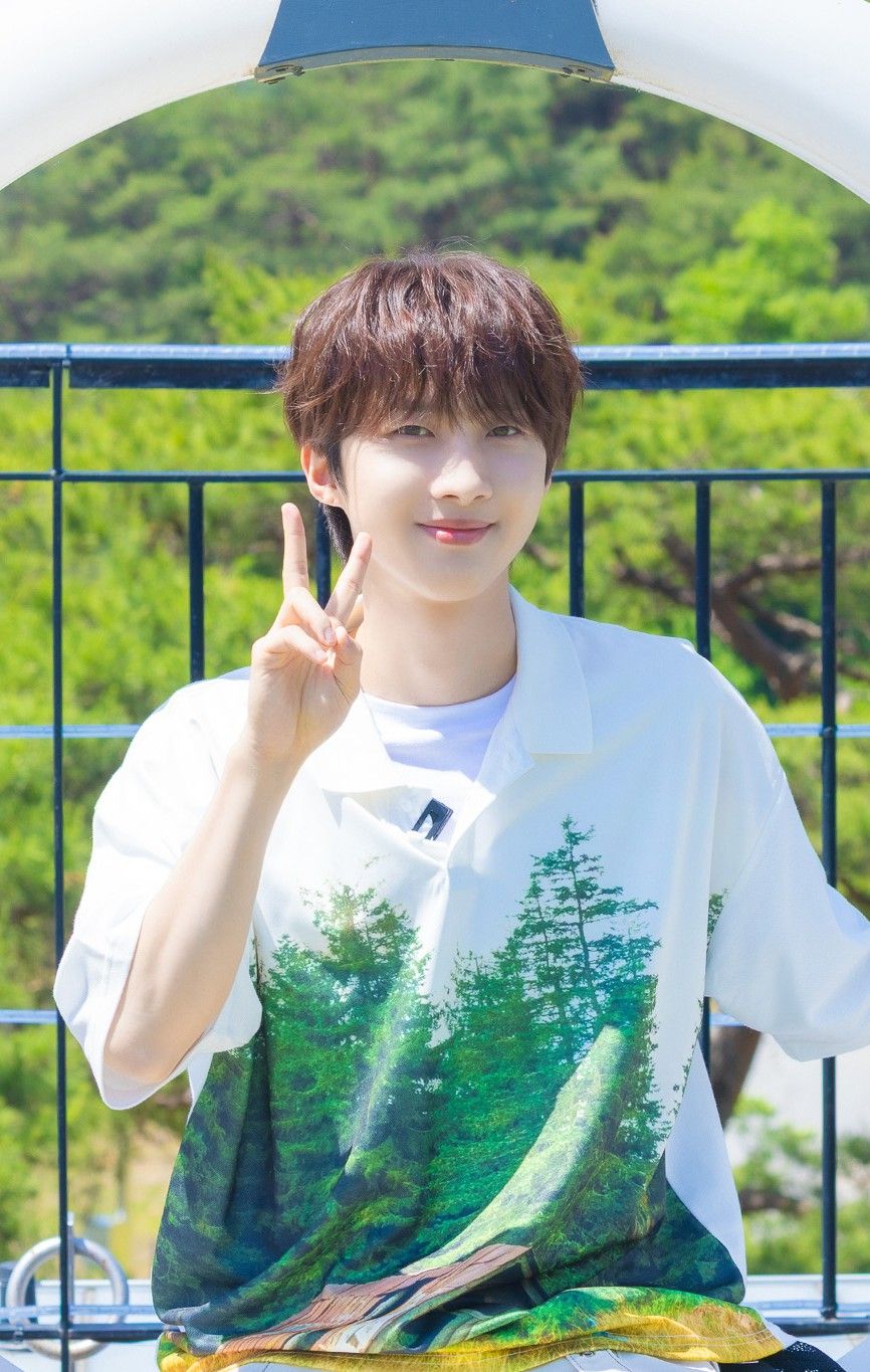 Latest photo of Hui (PENTAGON)