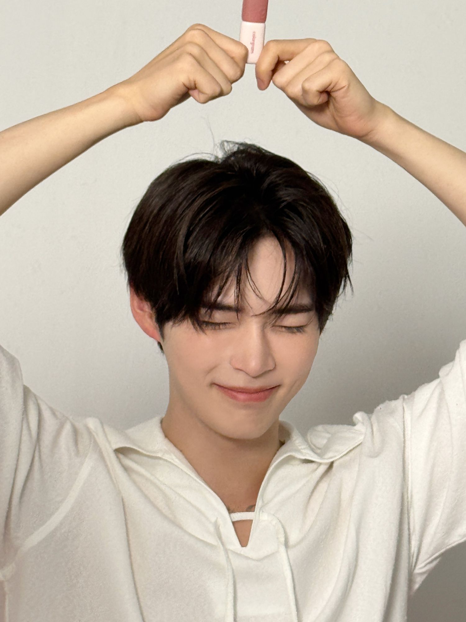 Behind-the-scenes cut of Sung Hanbin (ZEROBASEONE)