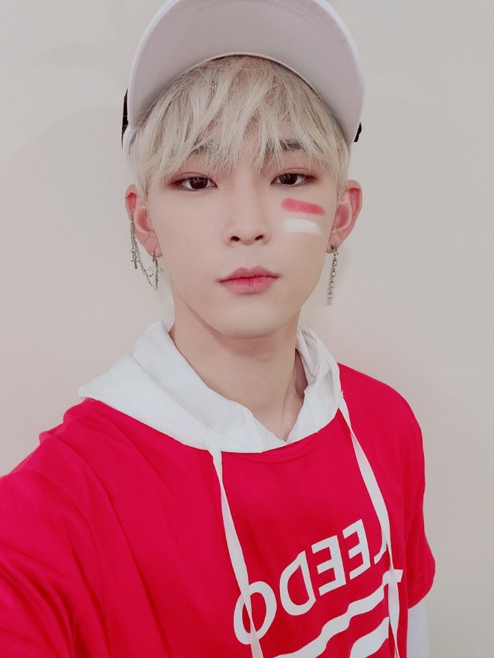 Foto aktivitas terbaru LEE DO (ONEUS)