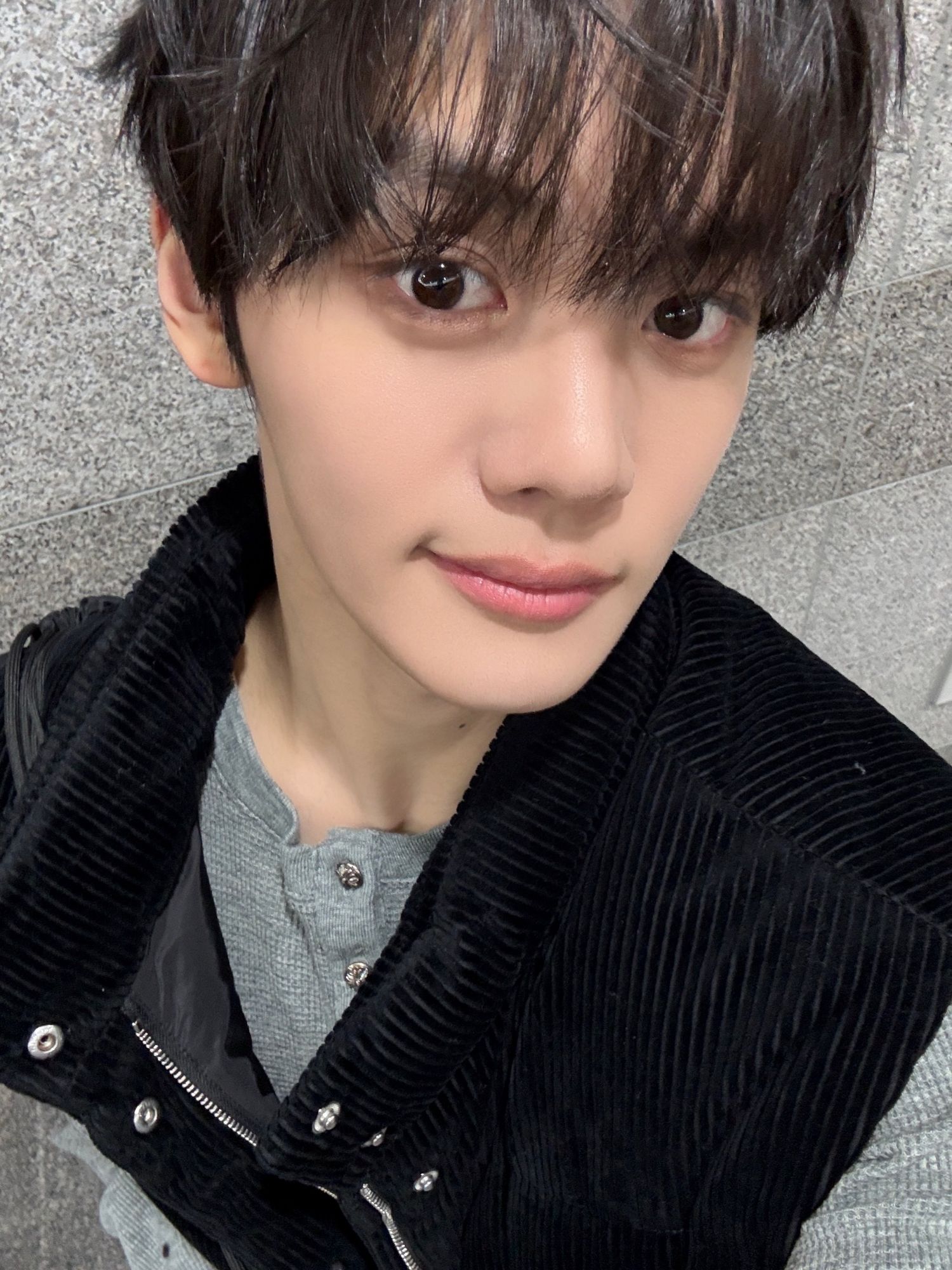 Recent activity shot of Kim Gyuvin (ZEROBASEONE)