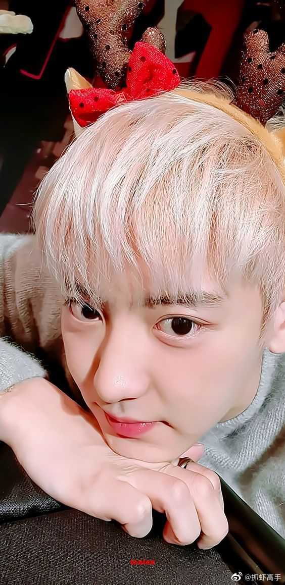 A heartfelt wallpaper shared by Chanyeol (EXO)'s fans