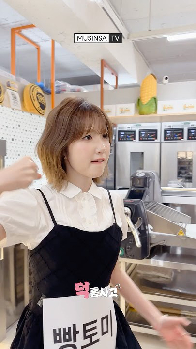 Behind-the-scenes cut of Hitomi (SAY MY NAME)