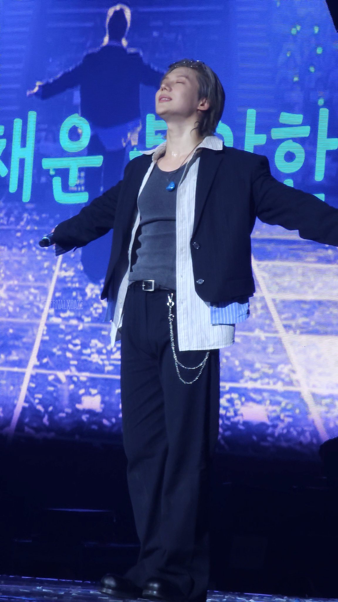 A heartfelt wallpaper shared by Taemin (SHINee)'s fans