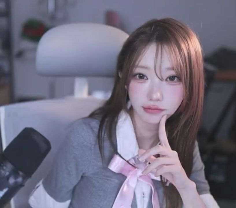 Behind-the-scenes cut of Magenta (QWER)
