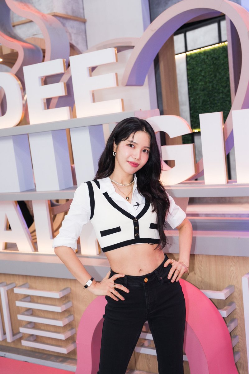 Behind-the-scenes cut of MAMAMOO