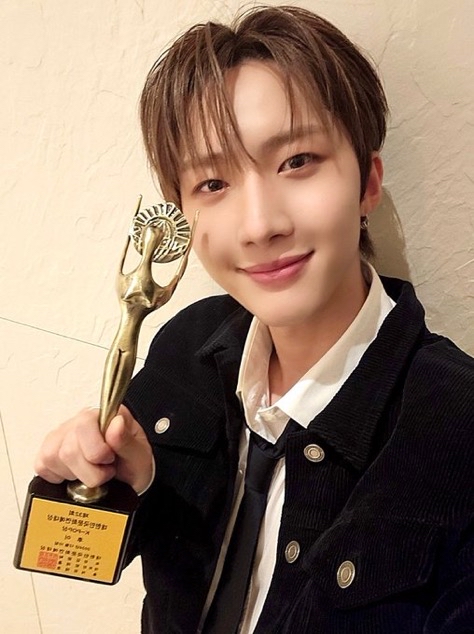 A moment captured by Hui (PENTAGON)'s fan