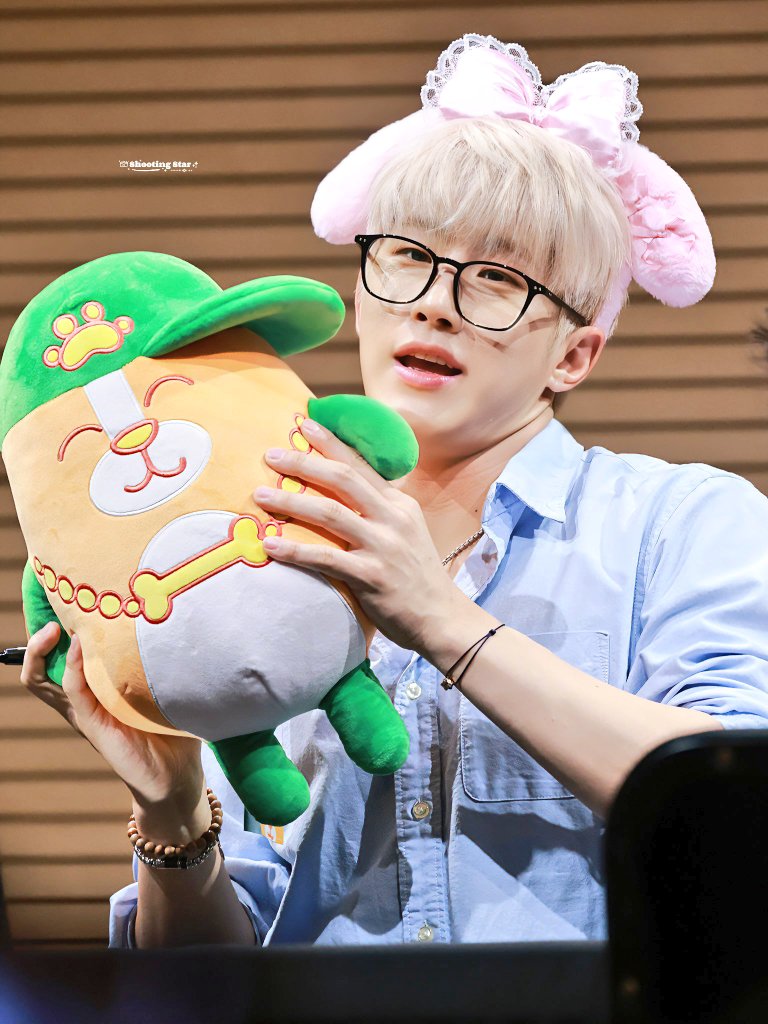 A moment captured by Jinjin (ASTRO)'s fan