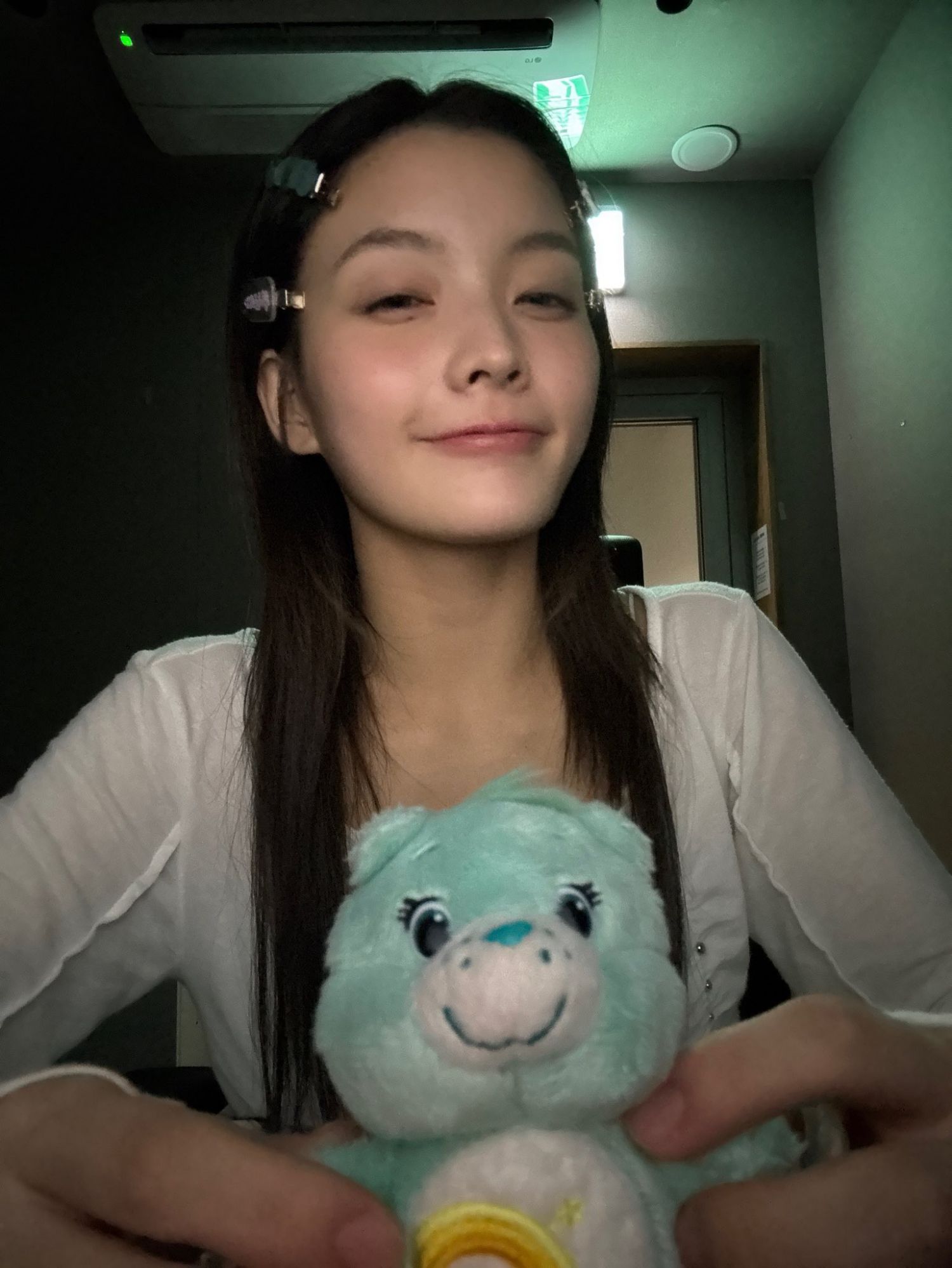 Behind-the-scenes cut of Iroha (ILLIT)