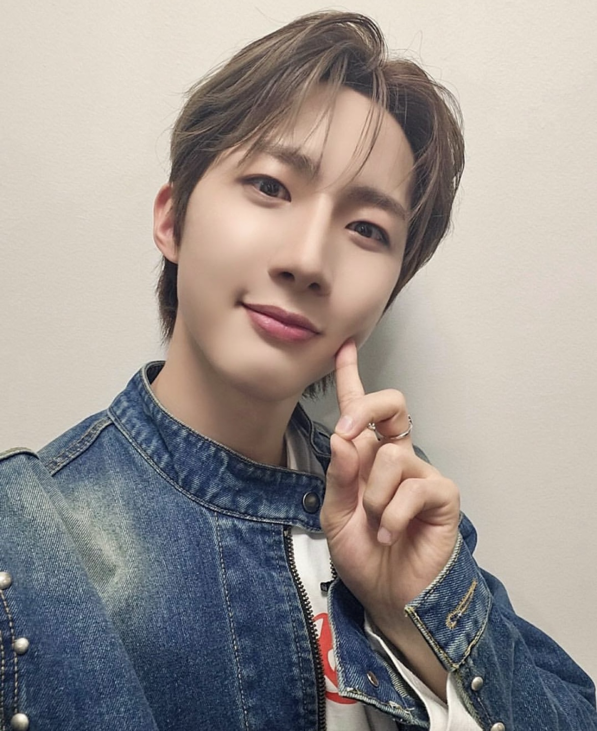 Behind-the-scenes cut of Hui (PENTAGON)