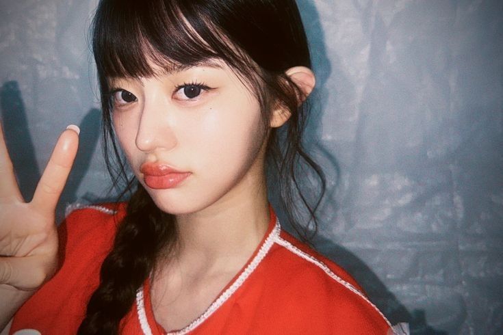 Behind-the-scenes cut of Minju (ILLIT)