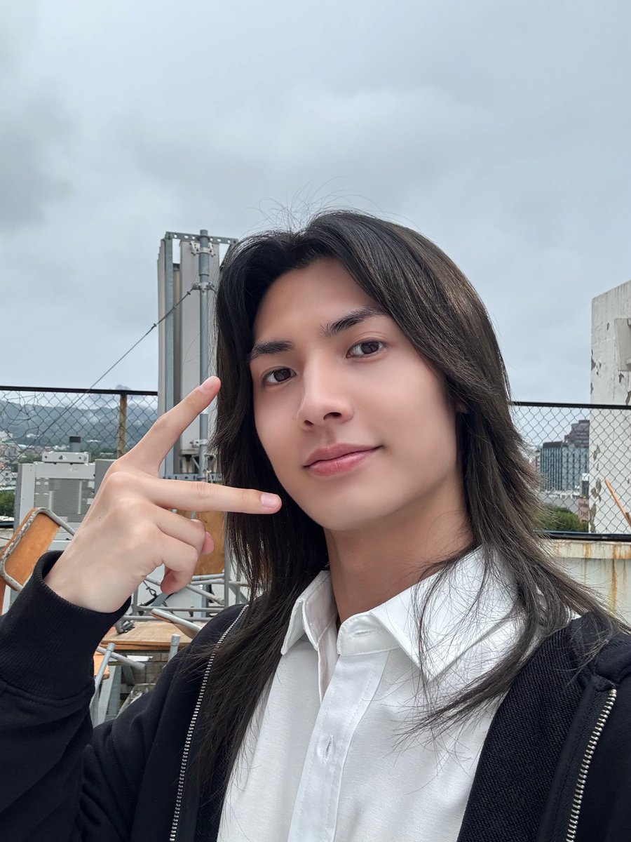 A moment captured by Xdinary Heroes's fan