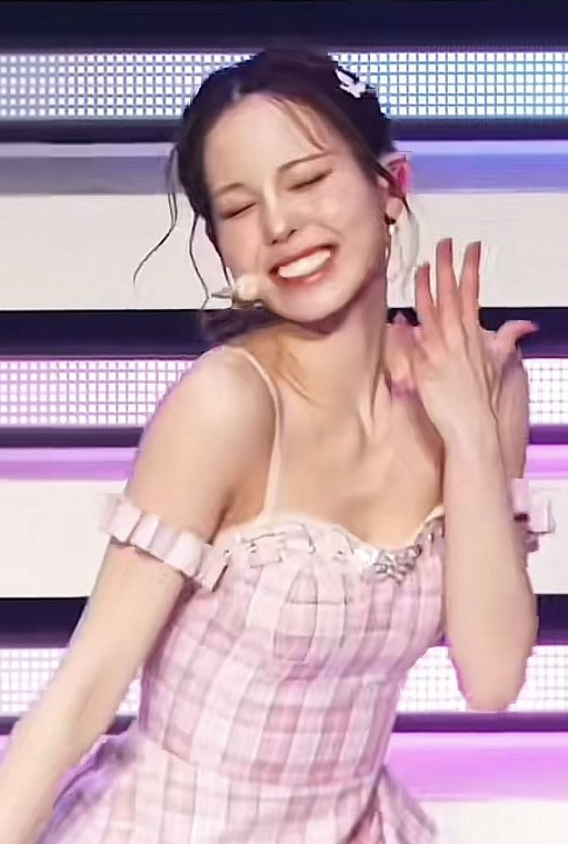 Behind-the-scenes cut of Mako (NiziU)