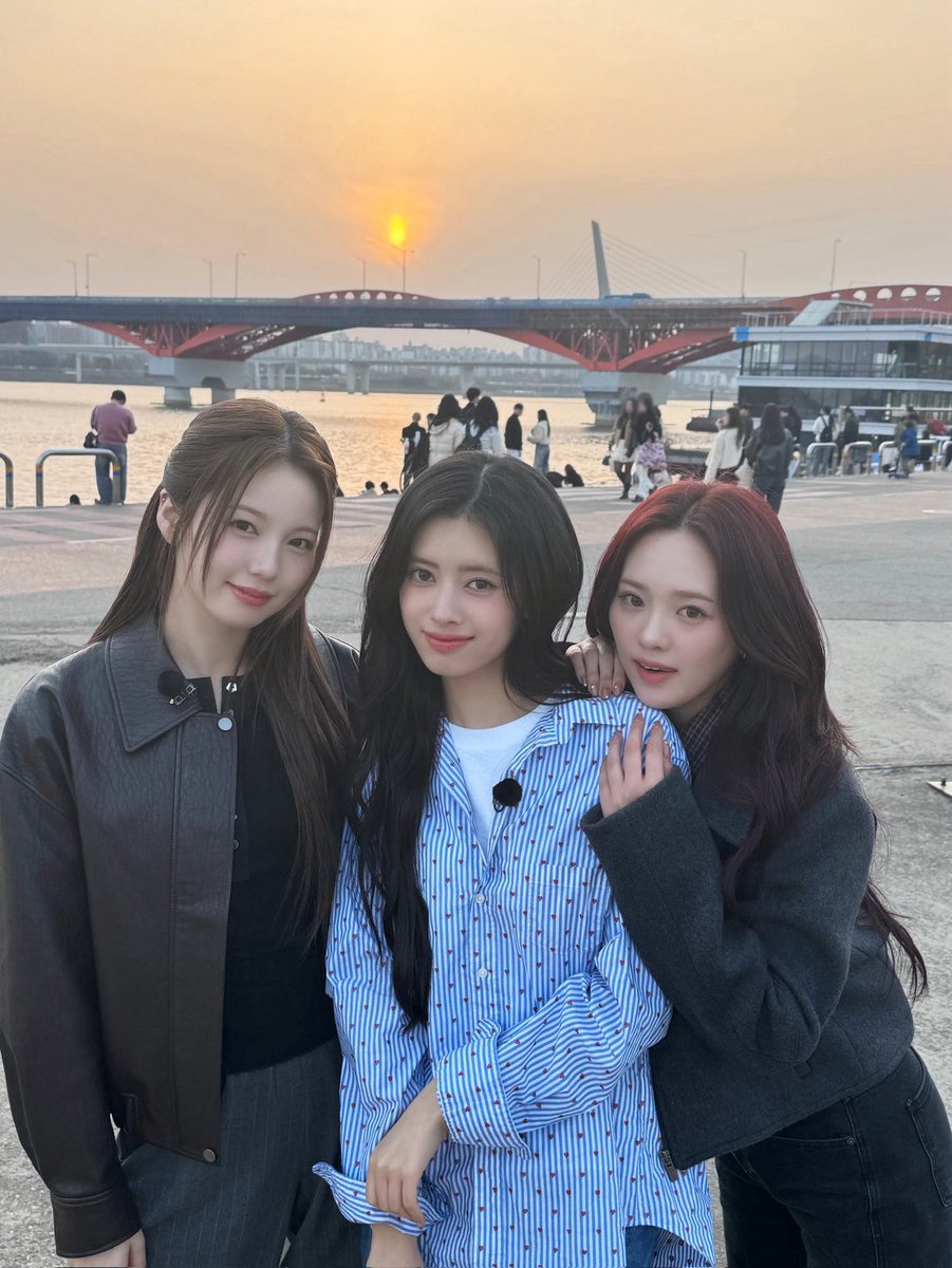 Behind-the-scenes cut of NiziU