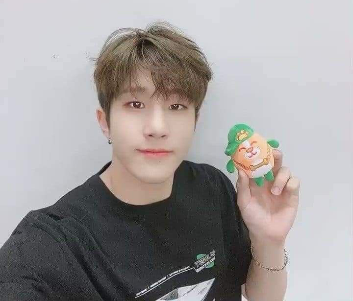 Behind-the-scenes cut of Jinjin (ASTRO)
