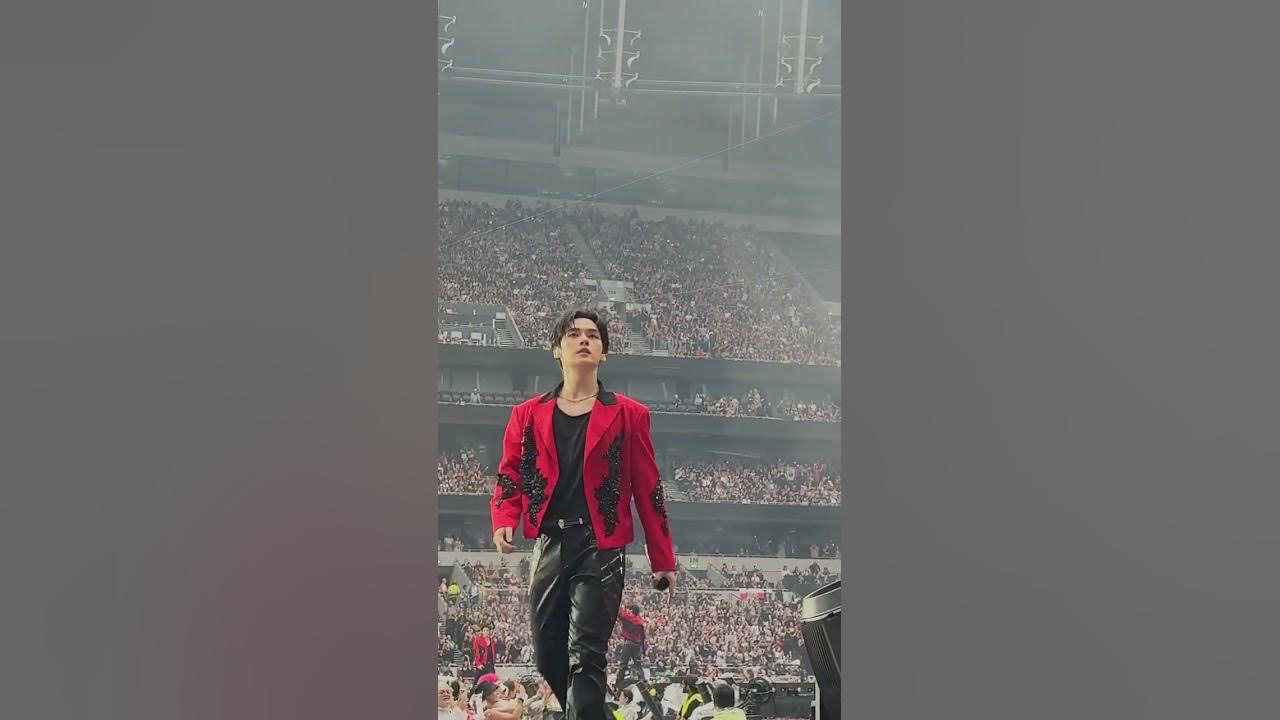 Lee Know (Stray Kids)粉丝拍下的瞬间