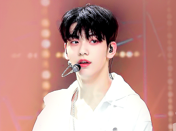 秀彬 (TOMORROW X TOGETHER)的最新照片