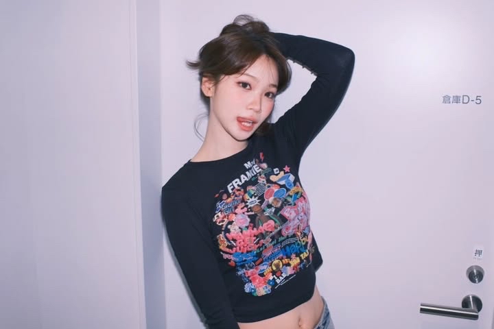 Latest photo of Kim Chaewon (LE SSERAFIM)