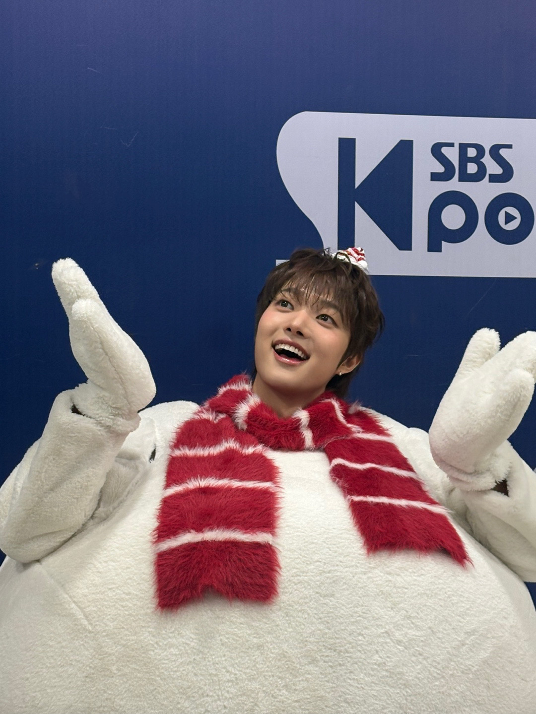 Recent activity shot of EJ (&TEAM)