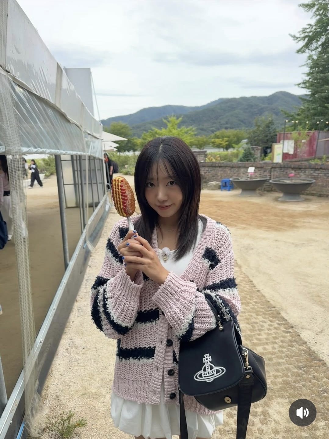 A moment captured by Kim Namjoo (Apink)'s fan