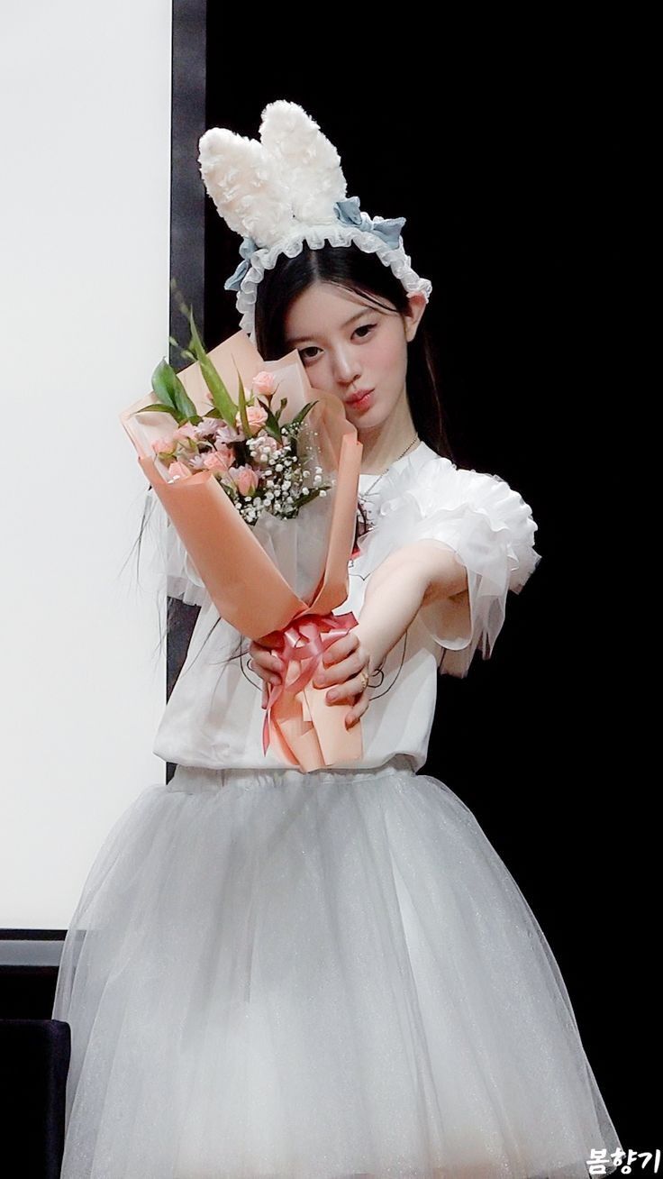 Behind-the-scenes cut of Minju (ILLIT)