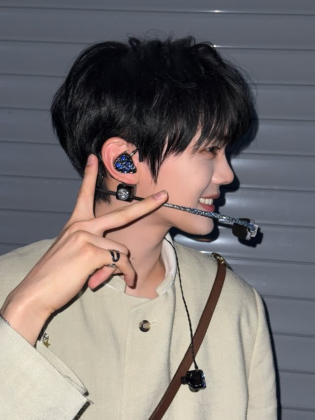 A moment captured by Kim Gyuvin (ZEROBASEONE)'s fan