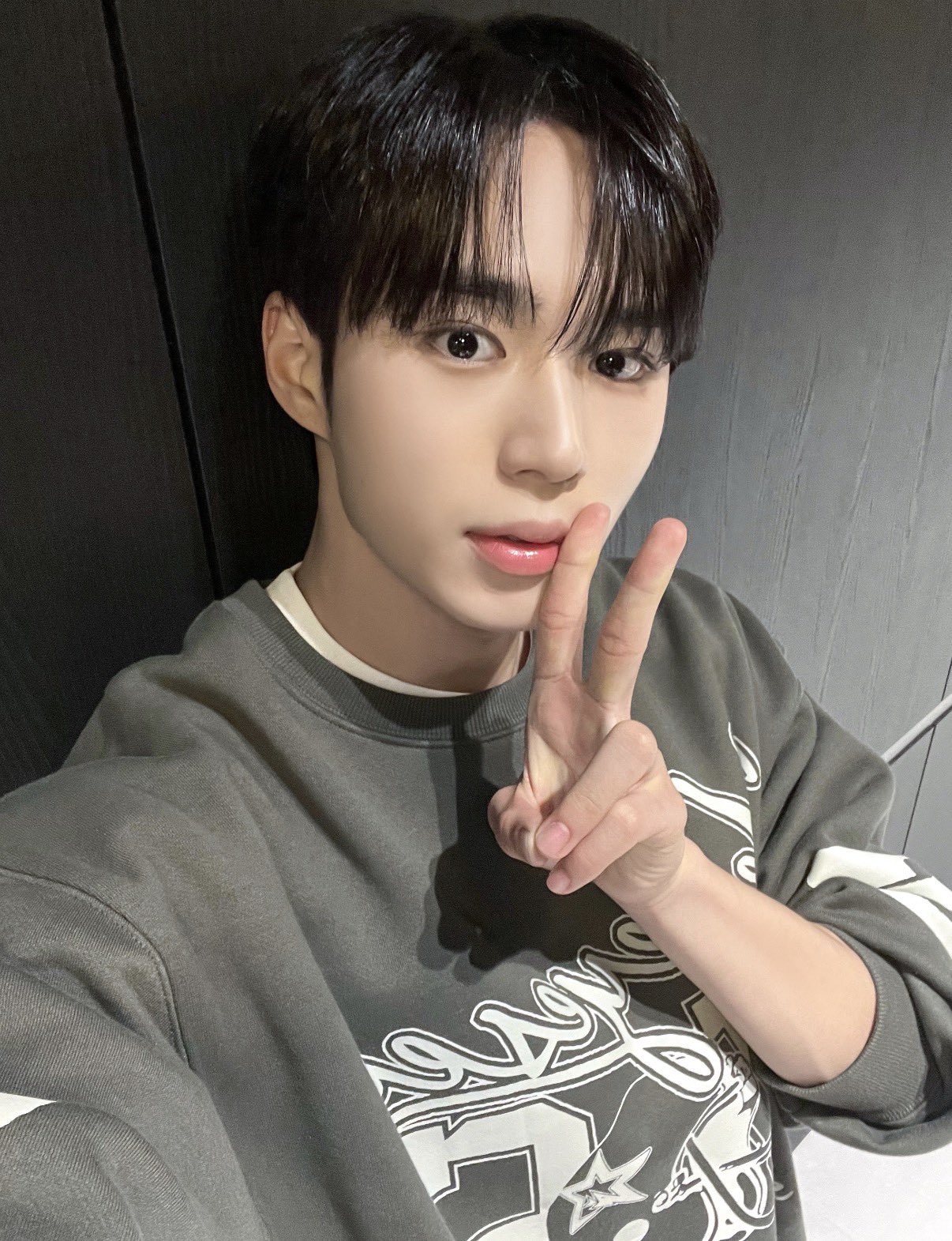 Behind-the-scenes cut of Kim Junseo (ALPHA DRIVE ONE)