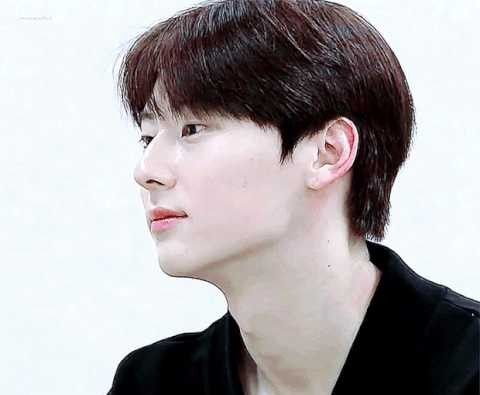 황민현 최근 활동샷