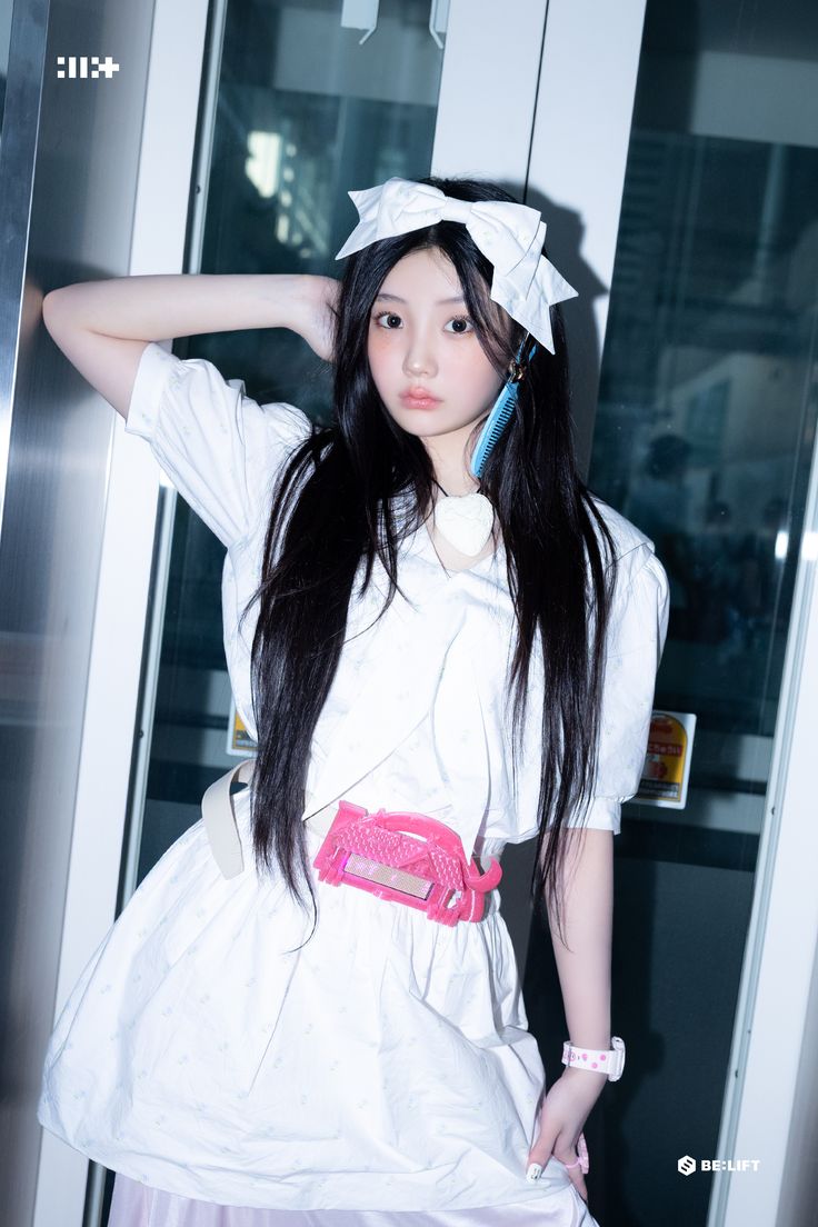 Behind-the-scenes cut of ILLIT