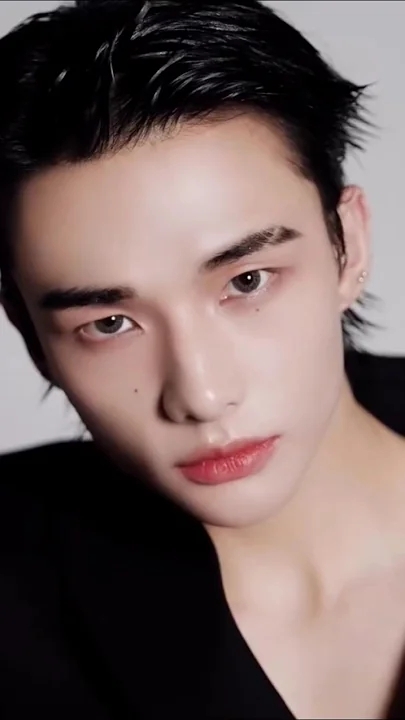 Today's most popular wallpaper in the Hyunjin (Stray Kids) community