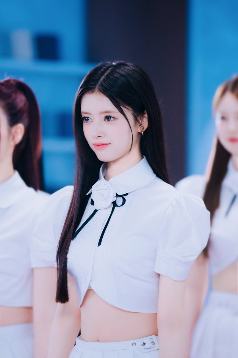 Behind-the-scenes cut of NiziU