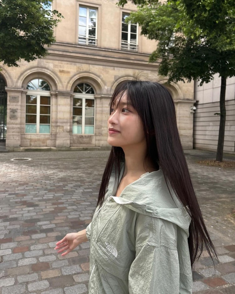 Behind-the-scenes cut of Leeseo (IVE)