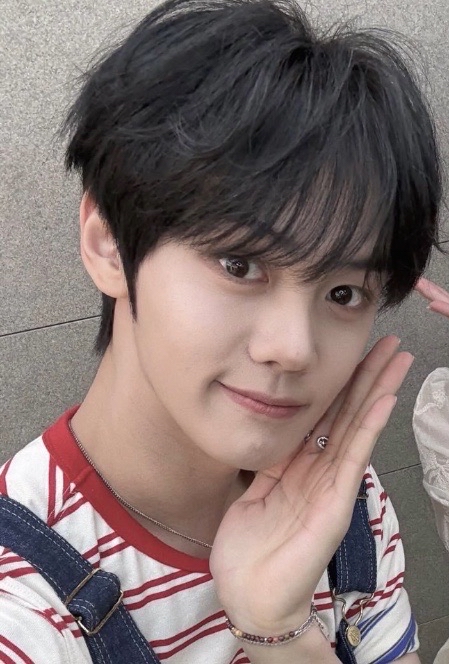 Behind-the-scenes cut of Kim Gyuvin (ZEROBASEONE)