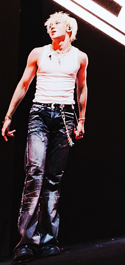 Behind-the-scenes cut of Junhyeok (TNX)