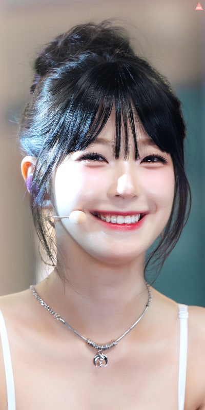 Recent activity shot of Baek Jiheon (fromis_9)