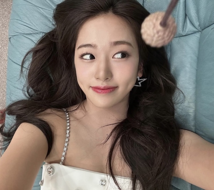Recent activity shot of An Yujin (IVE)