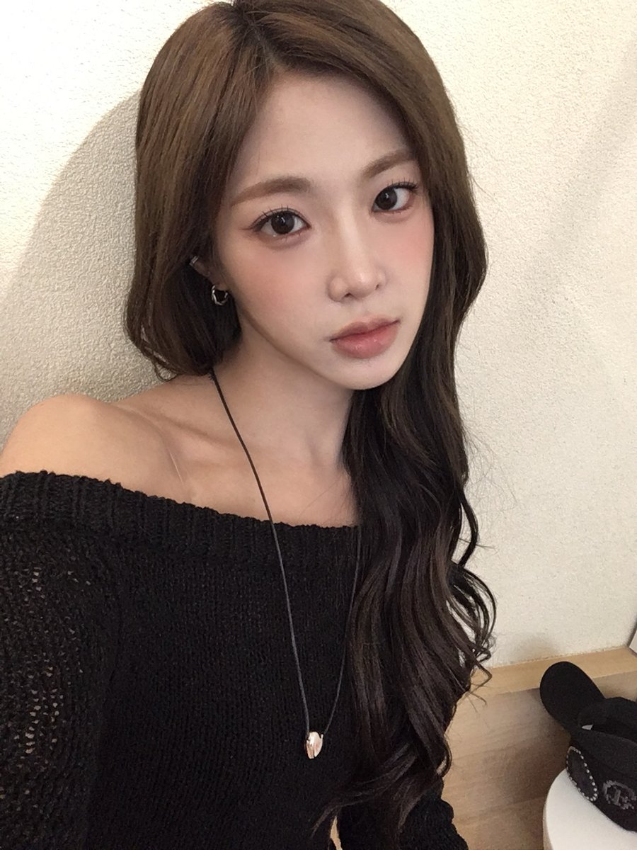 Behind-the-scenes cut of tripleS