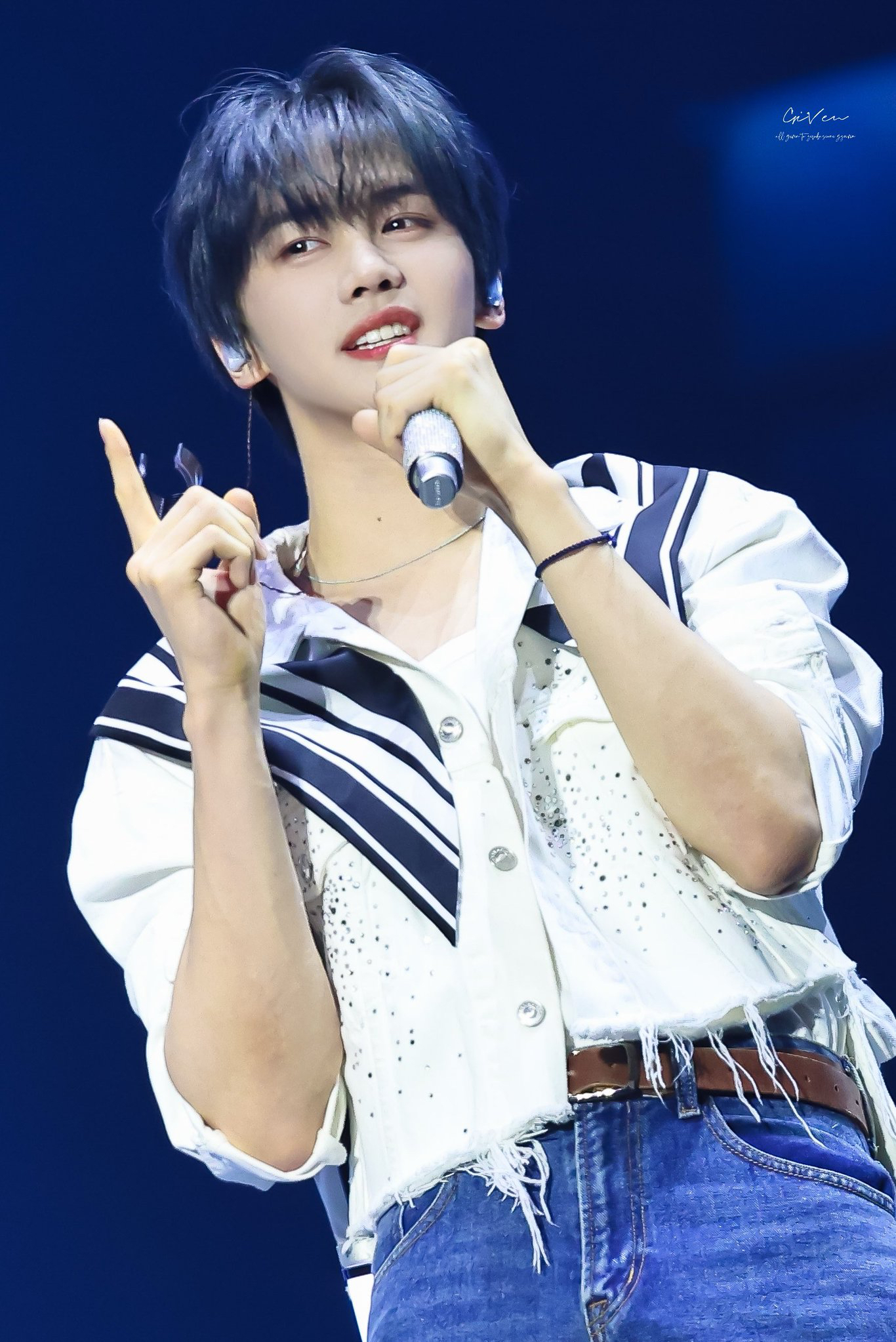 Recent activity shot of Kim Gyuvin (ZEROBASEONE)