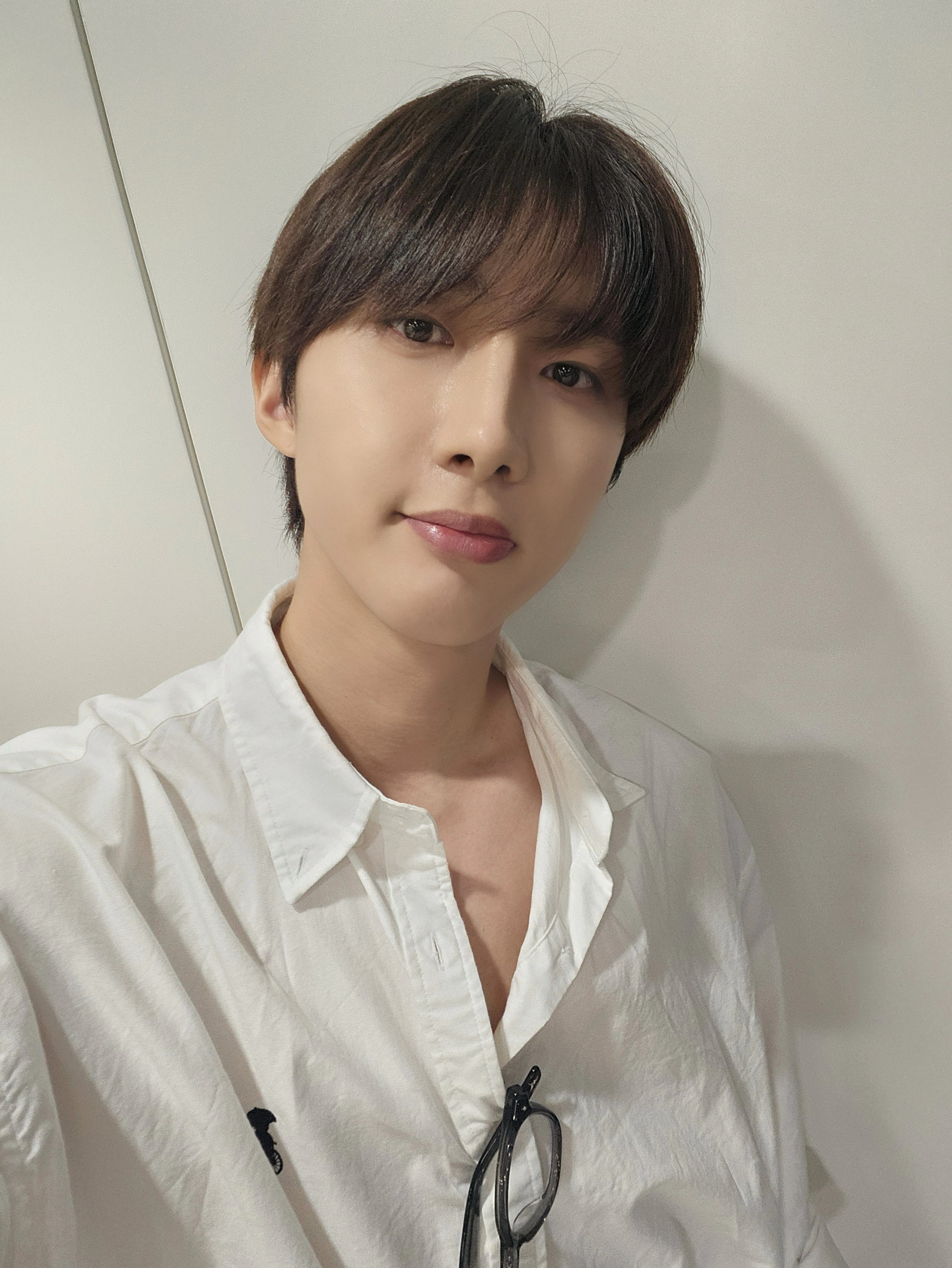 Behind-the-scenes cut of Hui (PENTAGON)